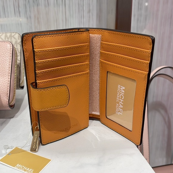 MICHAEL KORS
Medium Crossgrain Leather Wallet
Cider
NWT - Picture 6 of 16